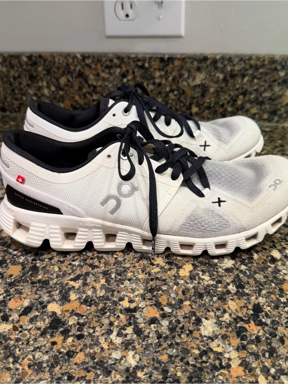 On Running Cloudswift White & Black Running Shoes ladies 7.5